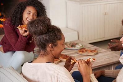 friends-eating-pizza